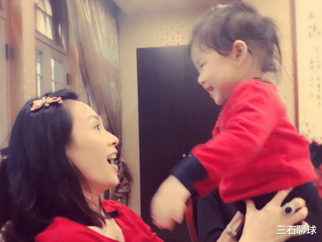 章子怡|章子怡女儿“整容式”长大，小时候模样与汪峰相似，如今五官美到不敢认！