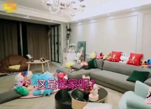 「吴昕」吴昕节目中晒出自己的家，头一次见用仓库装衣服，家里衣服太多了