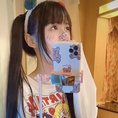 『蔡萝莉』蔡萝莉尝试“欧美妆”，特意画超长眼线加亮片，看清成品：我没看错吧