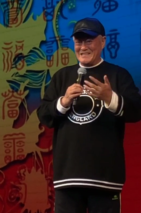 赵本山|63岁赵本山久违登台演唱《乡爱》主题曲，红光满面气色超好