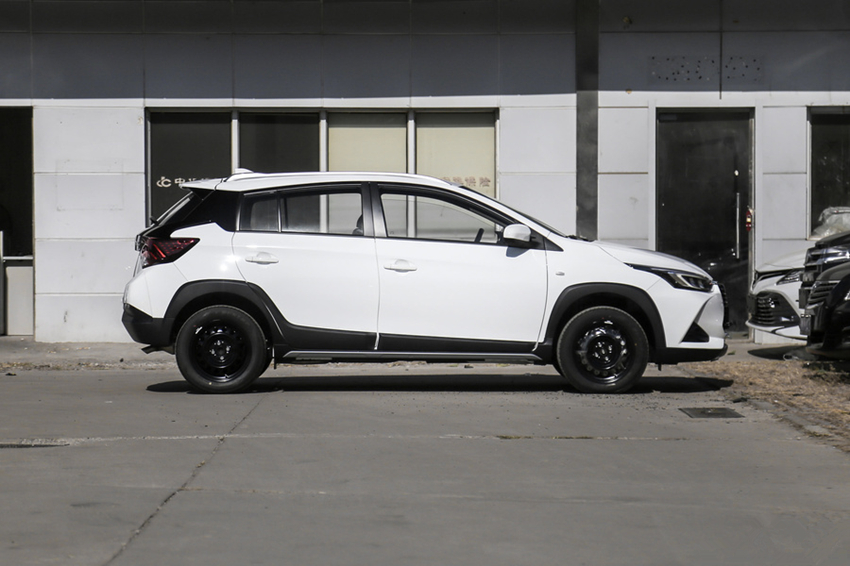 『丰田车』丰田良心家轿又降了！顶配9.68万，加满油跑899KM，10年都开不坏