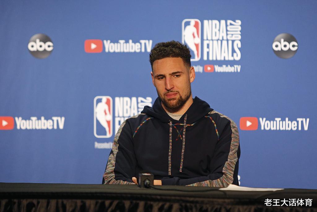 勇士队|灰暗之日！克莱赛季报销，勇士大交易迎汤神替身，火箭被取笑