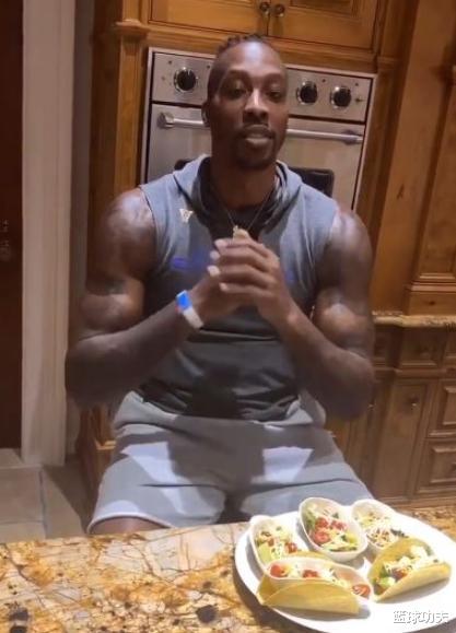 德怀特·霍华德@仅53天 安东尼霍华德变化巨大 一个脸圆成球还在喝 一个大醒悟