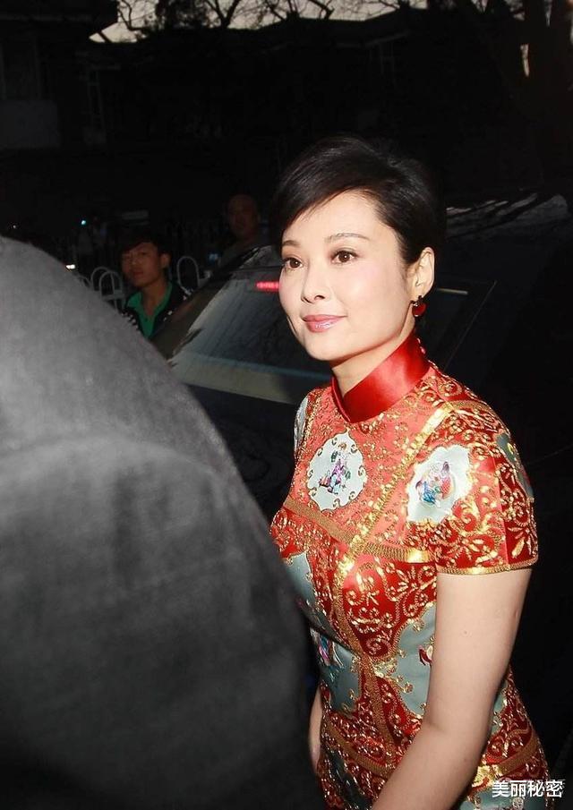 袁立|47岁袁立严重发福，穿耐克T恤臃肿懒散，退出娱乐圈后彻底放飞
