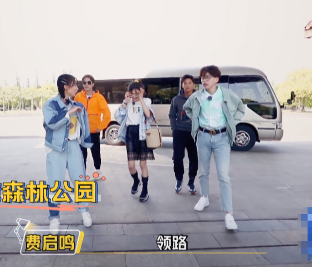 郑爽|郑爽下车忘记带防晒伞，谁注意许魏洲的举动？素养装不出来