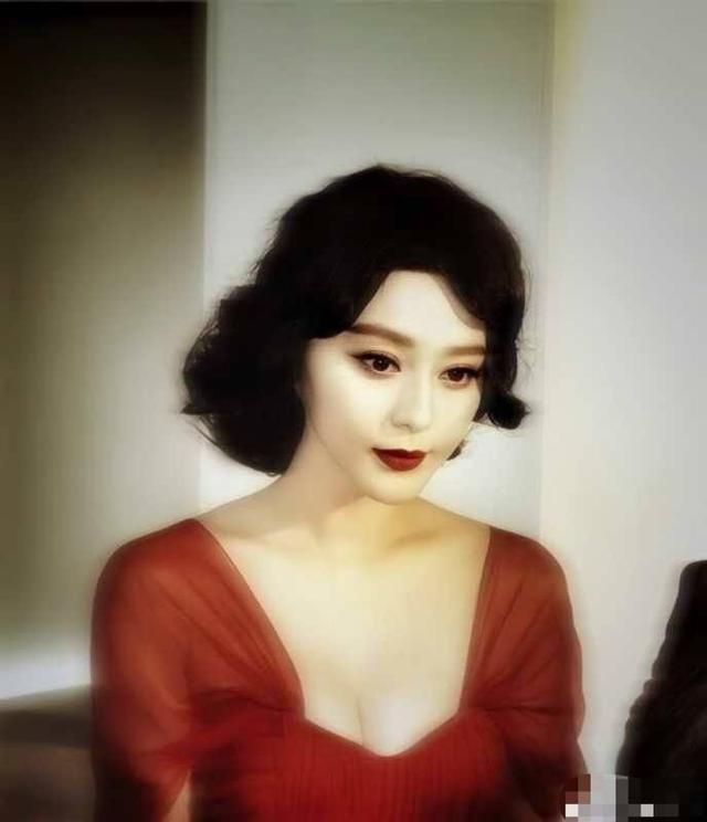 范冰冰▲恭喜39岁范冰冰拍日本杂志完满成功，广告铺满街道，但尺度略大！