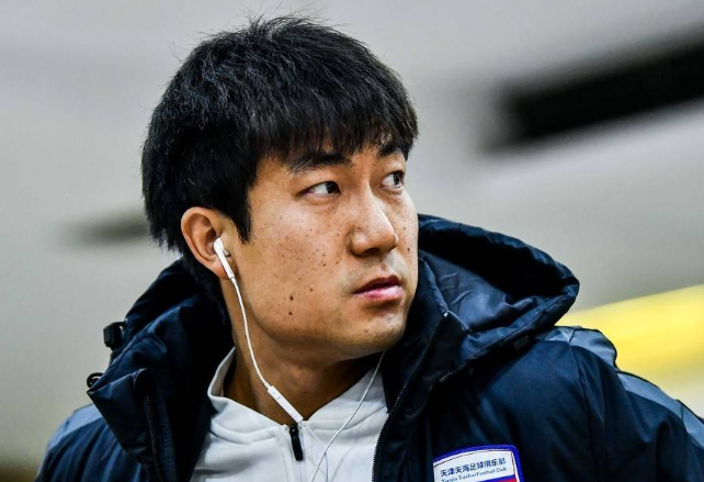 「北京国安」中国足坛上演疯狂闹剧,34岁老将怒指1人是内鬼,分崩离析成定局