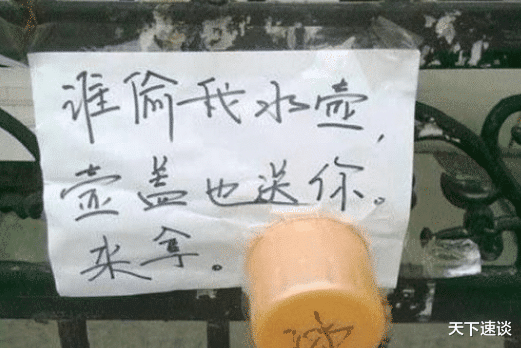 [酒吧]“在酒店电视机底下抠出来的，有没有大神知道这玩意是啥？”哈哈哈