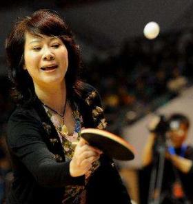 『曹燕华』她曾经是中国乒坛一姐，拿下59块金牌，如今二婚嫁给小鲜肉