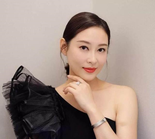 杨卓娜|杨怡亲姐深情落泪，嫁给富豪甘愿当后妈，身材很魅惑比妹妹好得多