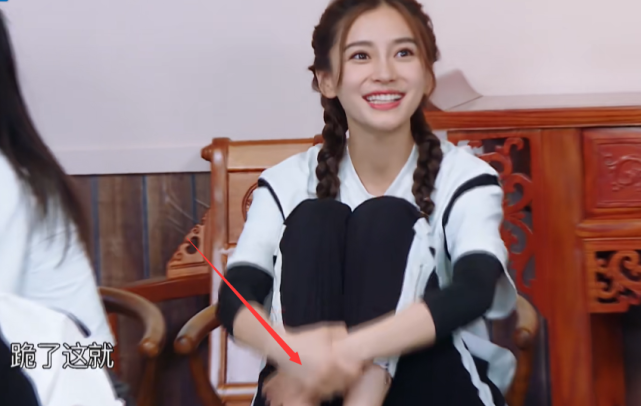 金靖|baby脱鞋光脚踩凳子上，谁注意旁边金靖蔡徐坤的表情？太真实了！