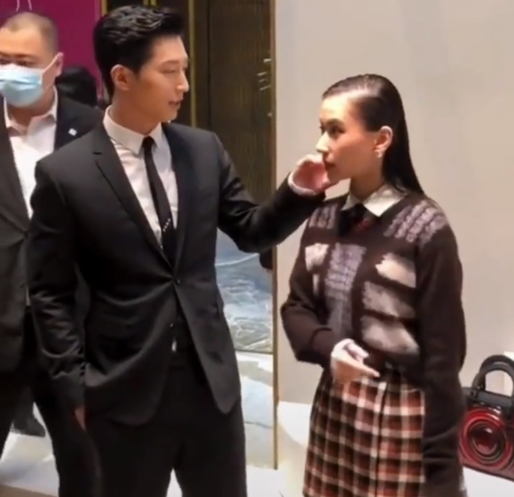 窦骁|窦骁闯祸了！他无意间的小动作，令何超莲被“谩骂”到下不来台