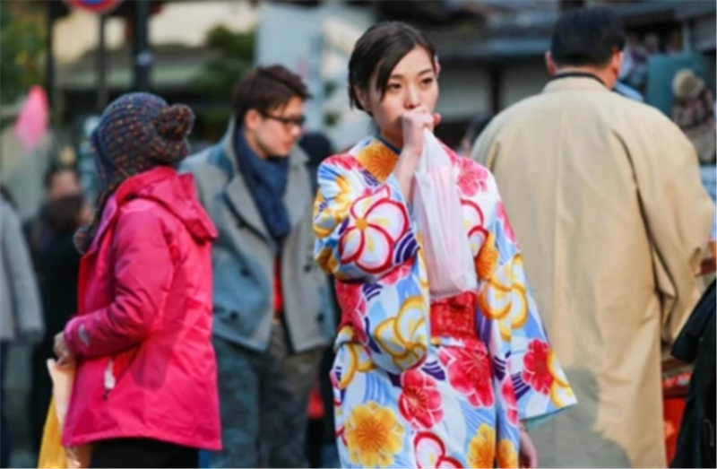 『日本』日本用纸量有多大？年用纸量50吨人均17箱，日本女性道出三大原因