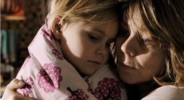 「」五岁女孩上厕所总喊“疼”,老师检查后直呼:快报警