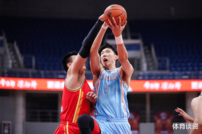 周琦@轰21+17！周琦成第二个维金斯，19中7打养生篮球，在CBA虐菜没意思