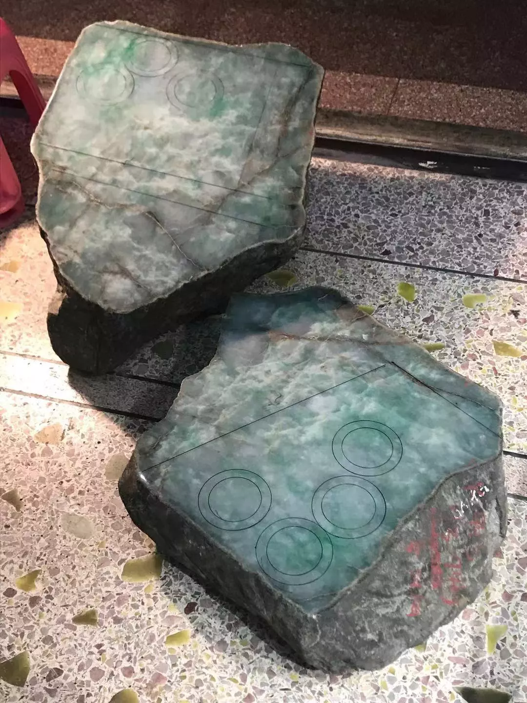 翡翠■商家亮出“镇店之宝”切开后成为笑柄？32支飘花手镯翻盘了！