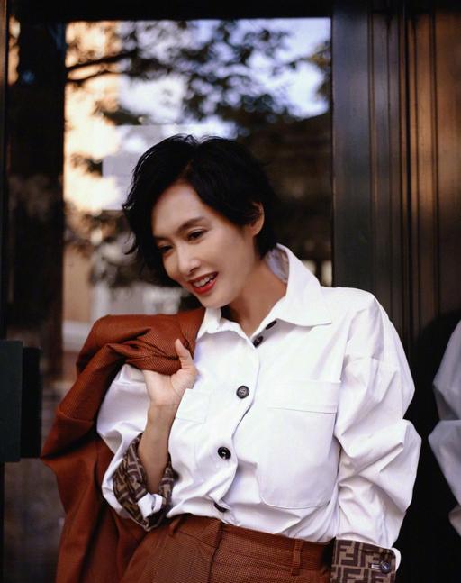 发型|中年女人不想因发型“显老”，这5款发型尽量避开，美的更自信