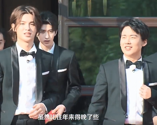 奔跑吧兄弟:《奔跑吧》定档,成员站位引争议,蔡徐坤稳站C位,关晓彤却靠边站