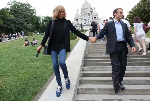 法国总统：法国总统挺爷们！领大25岁老婆玩像哄小孩，老婆一头扎他怀里撒娇