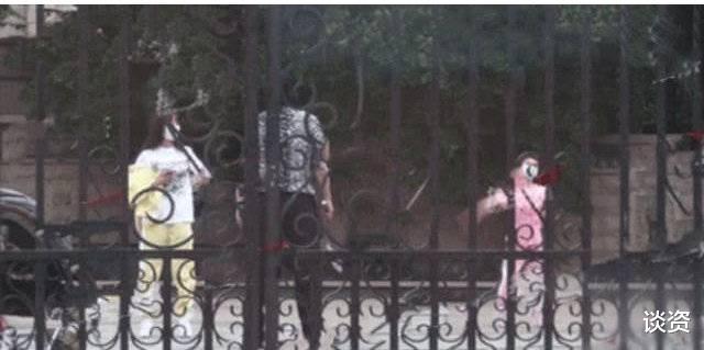 贾云馨|甜馨穿公主裙弹钢琴,8岁登台气定神闲,越来越像妈妈李小璐
