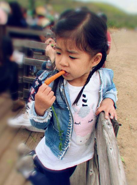 「汪峰」章子怡父亲节晒照,汪峰抱着三胎儿子出镜,胖嘟嘟的小腿好可爱