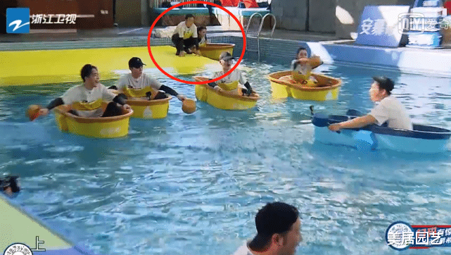 郑恺|蒋依依生理期坚持录制跑男？却遇水上游戏，一旁郑恺的反应才是亮点