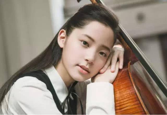 「欧阳娜娜」他是欧阳娜娜的干爹，曾被指和林志颖是双胞胎，靠盛世美颜风靡亚洲