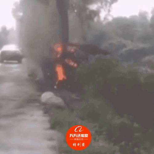 ?天天正能量官方|“见死不救，我做不到！”狂奔50米救出受伤司机，下一秒油箱爆了！英雄！