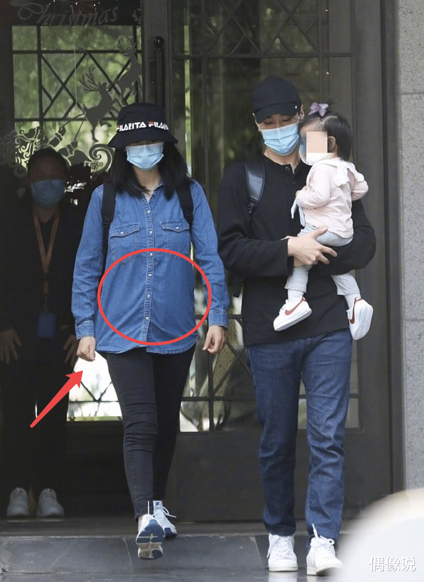 「高圆圆」赵又廷抱女儿现身，高圆圆低调跟随，猛扯衣服挡腹部疑似怀二胎