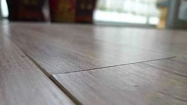 |邻居装修，做地板时听信工人的话，现在见工人一次就想打他一次