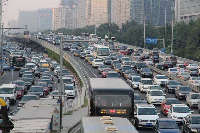 燃油车：纯电动车开一年，能比燃油车省下多少钱？一笔账算下来，车主语塞