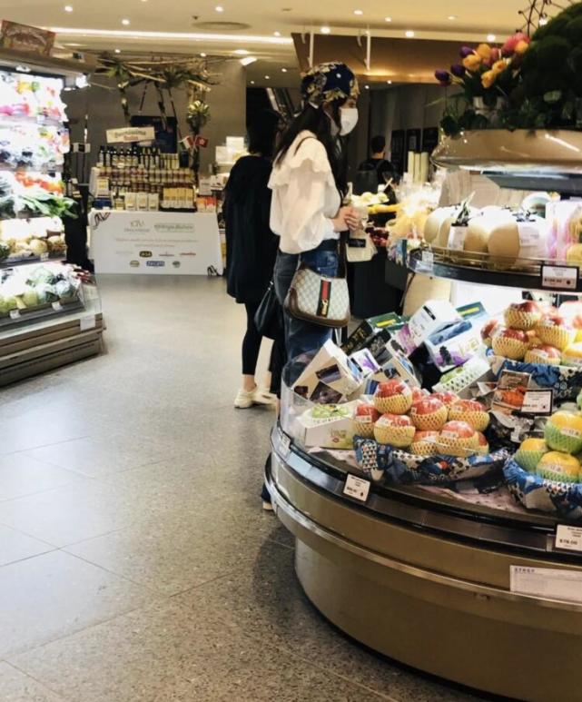 網友偶遇陳慧琳逛超市，戴口罩和助手選水果，本人又高又瘦沒架子-圖3