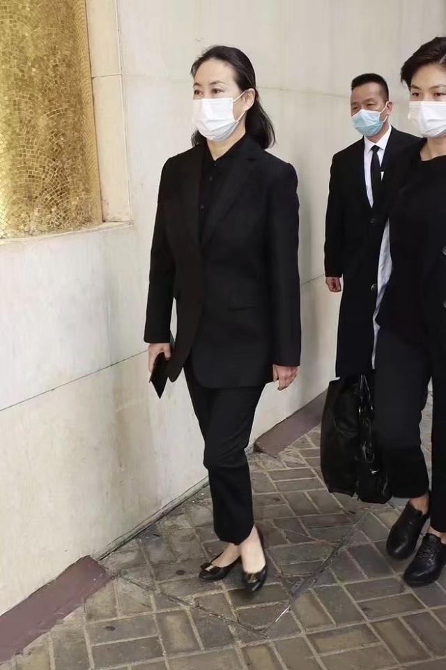 何猷君|论抢镜：赌王葬礼何猷君不仅穿增高鞋，连8个月大儿子口罩都摘了