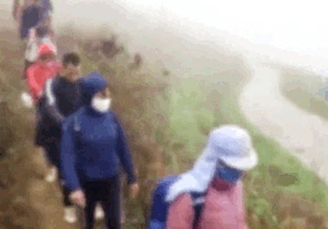 低保@现场曝光！13名非法入境外国人躲山洞，警方搜寻1小时逮到人