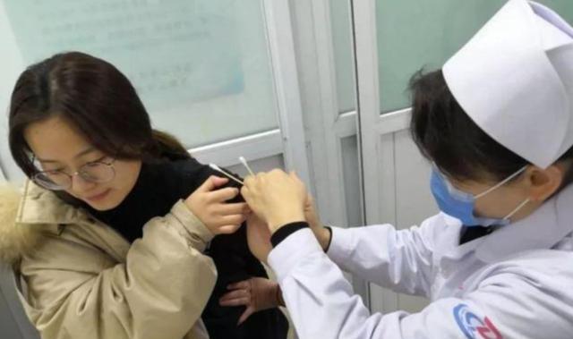 最前沿看点 疫苗遭遇\＂滑铁卢\＂？12400名志愿者中，218名感染新冠