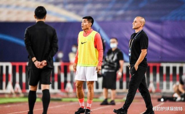 广州恒大|恒大0-2落后！40岁郑智爆发：怒吼+摊手 他比卡纳瓦罗更像主帅