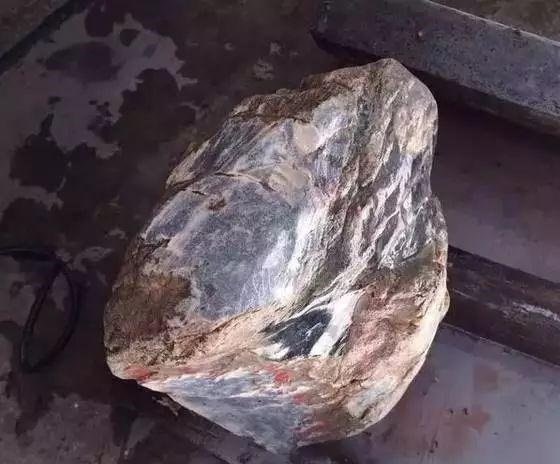 【银币】货主夜市入手的翡翠,切开后裂成狗,最后成品却涨了好几倍!