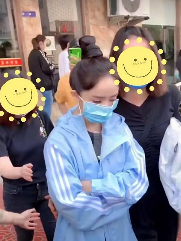 杨幂▲杨幂戴口罩却因脸太小感觉根本挂不住，网友：我戴脸包不住还勒耳朵