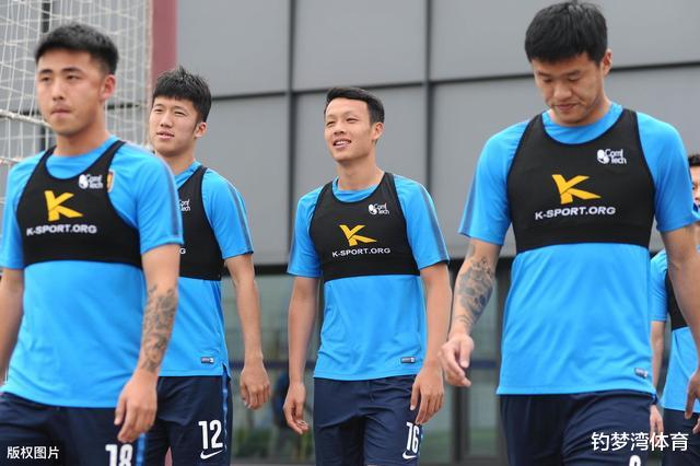 江苏苏宁@17岁即进中超苏宁一线队,仅过半年就被移除,球迷:更多的是鼓励