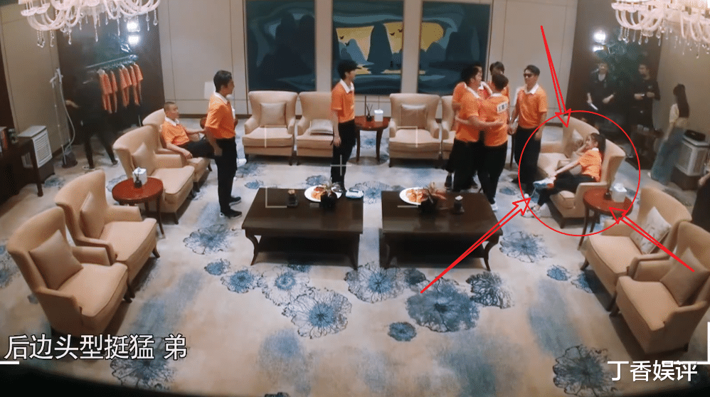李沁|baby和李沁同坐椅子上，坐姿却不一样，这就是已婚和未婚的区别