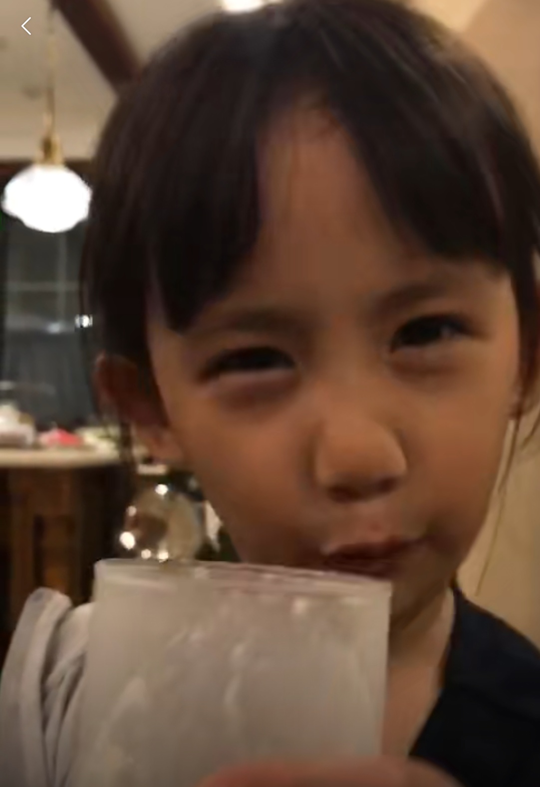 黄磊|黄磊小女儿生病接受冷冻治疗，小家伙痛到瘪嘴哭诉：再也不喜欢动物了