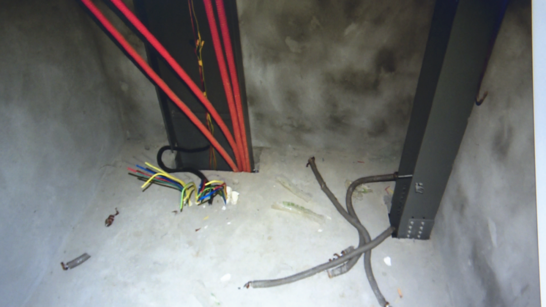 乐山天天报|“剪刀一剪，抬走卖钱”，夹江4名暗夜淘金者被警方抓获