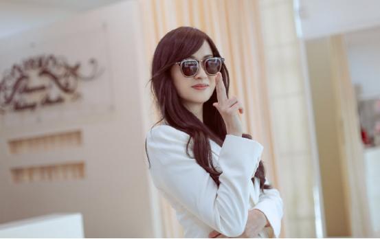 【吴尊】吴尊老婆可以出道了！中式凤冠霞帔美炸了，结婚16年终于拍婚纱照