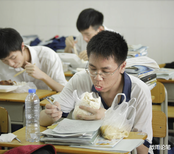 ：高考冲刺不到一个月，班主任直言：这3类家长对孩子帮助更大！