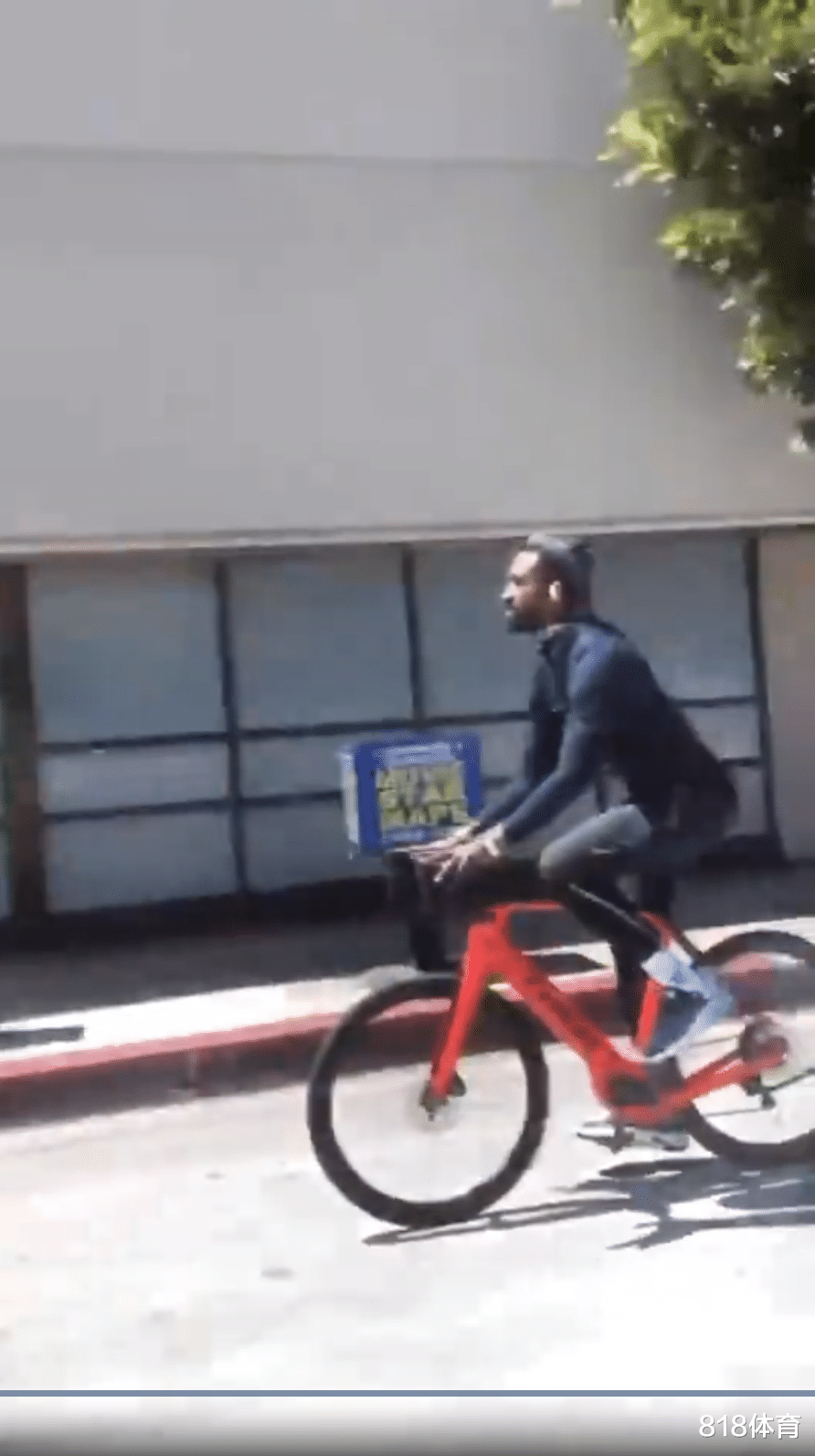 股价▲詹皇浓眉洛杉矶骑行兜风!球迷偶遇高喊:湖人加油,总冠军是我们的