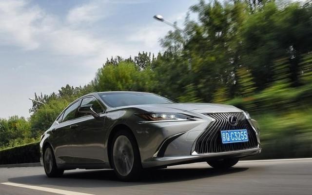 宝马5系|43万喜提雷克萨斯ES300h,2个月后再开宝马5系,车主:后悔了!