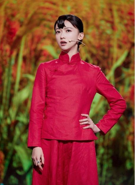 「吴谨言」吴谨言剪眉上刘海秀精致五官，穿白衬衫配印花裙，气质清新又文艺