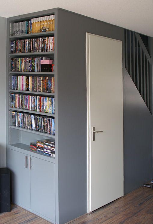 「」楼梯下做储物间,媳妇灵机一动侧边装20公分宽置物架,越看越满意