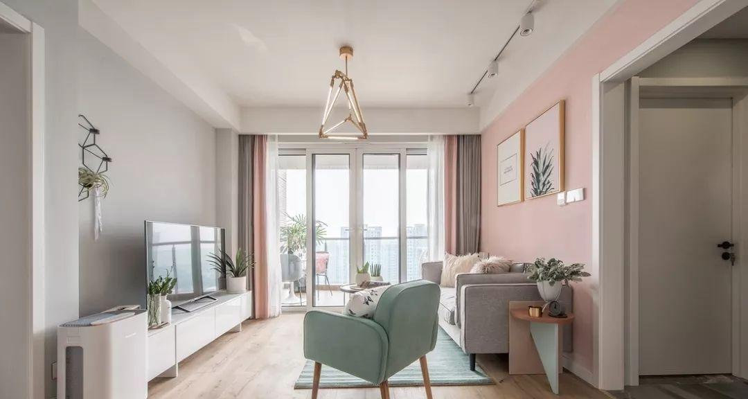 89平两居室，一进门把人迷住，客厅太漂亮了，卫生间还装隐形门！