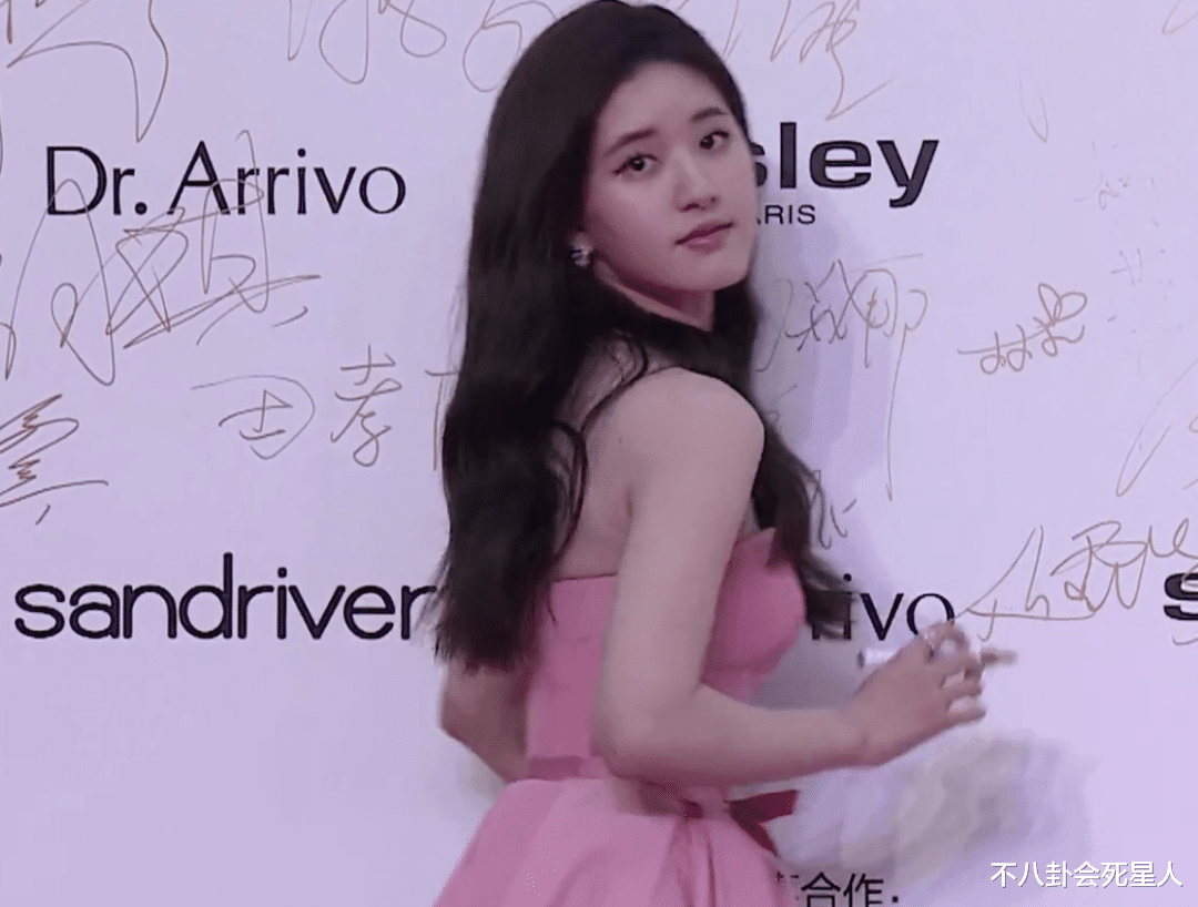 赵露思|ELLE红毯状况多:张嘉倪耳环掉了,赵露思腿粗,戚薇礼服像垃圾袋